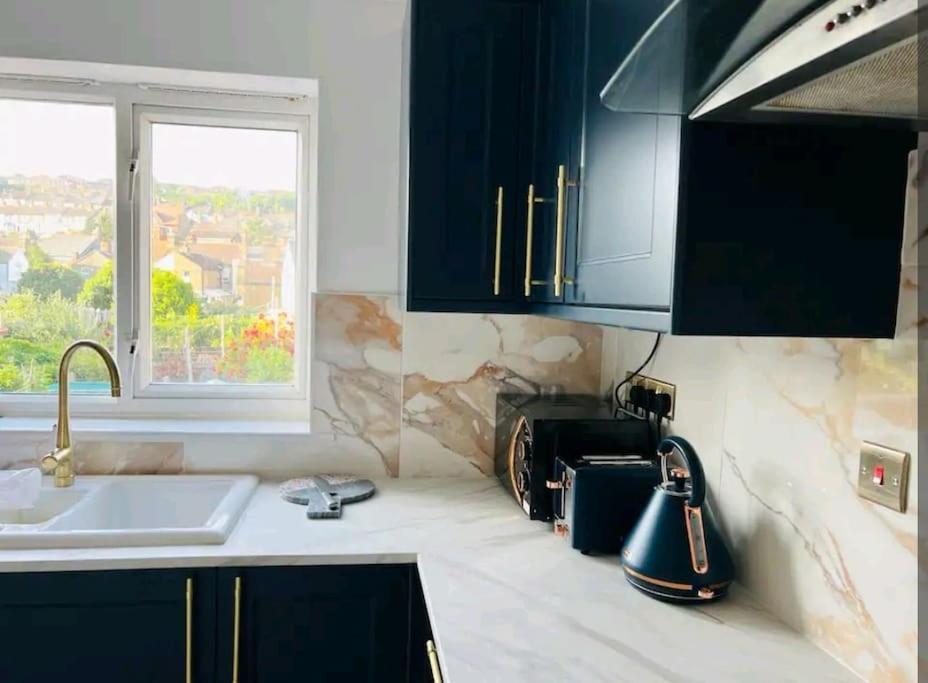 Modern 2 Bedroom Flat By Dover Port, Castle& Sea! Luaran gambar